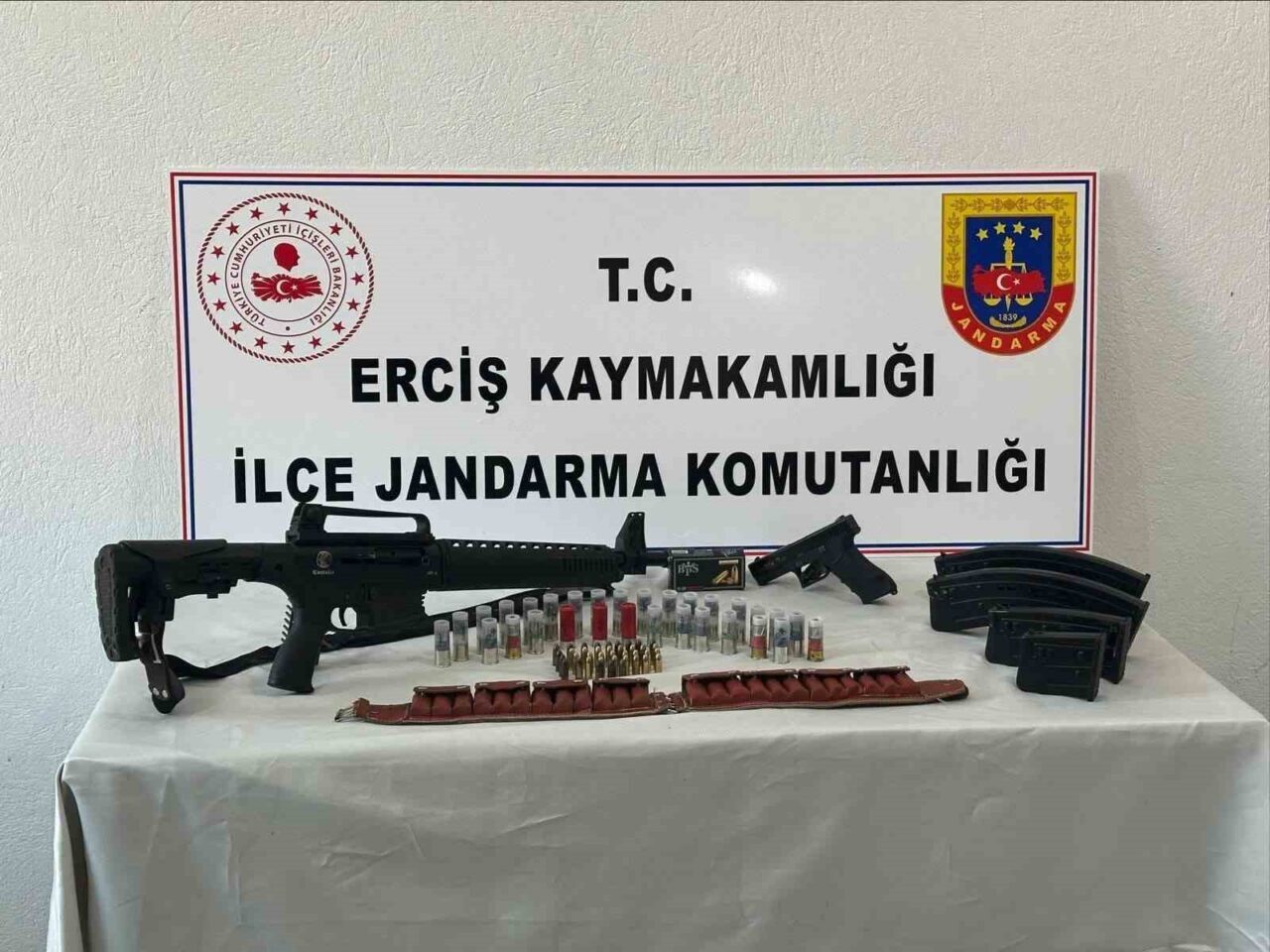 Van'ın Erciş ilçesinde jandarma, Deliçay Mahallesi'nde gerçekleştirdiği operasyonda ruhsatsız bir