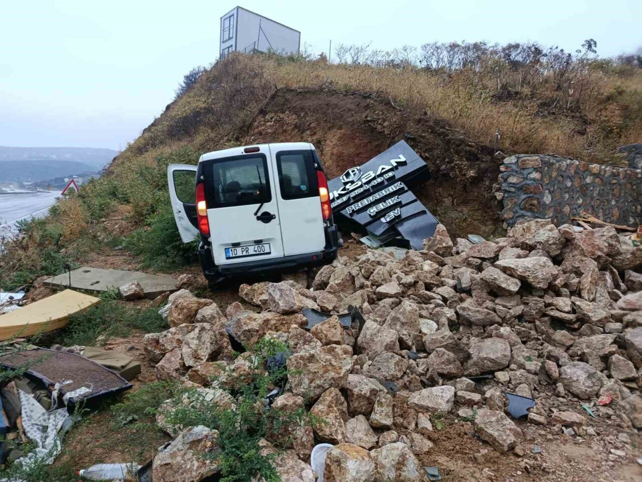 Balıkesir’in Erdek ilçesinde yağmur nedeniyle kayganlaşan yolda kontrolden çıkan ticari