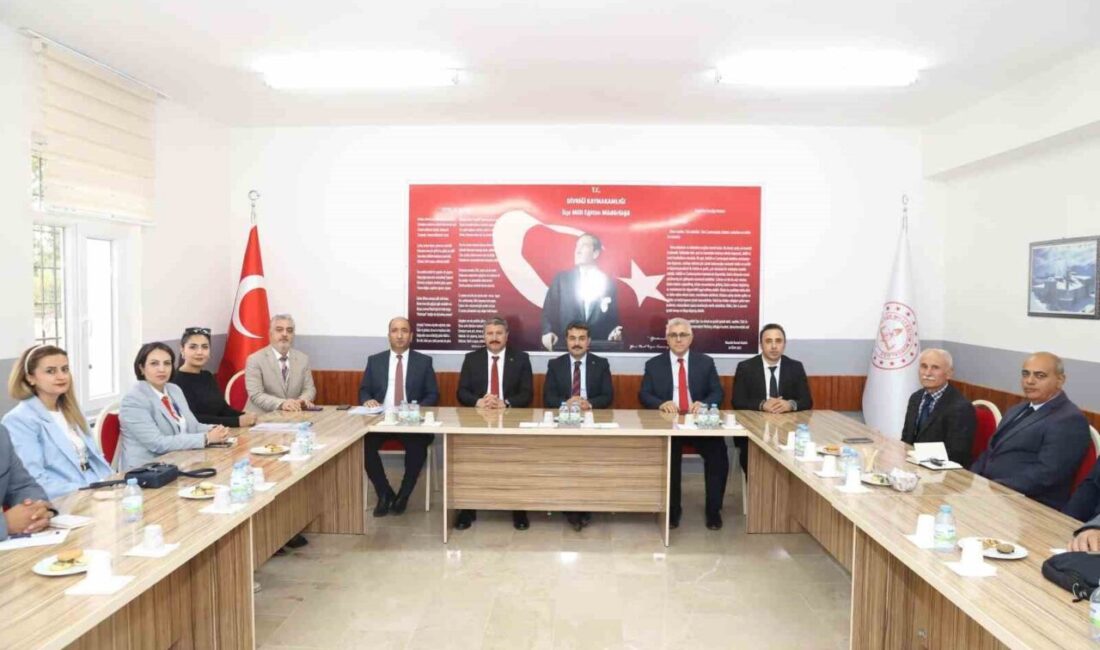 Sivas Milli Eğitim Müdürü Fatih Erdoğan, Divriği'de okul müdürleriyle bir