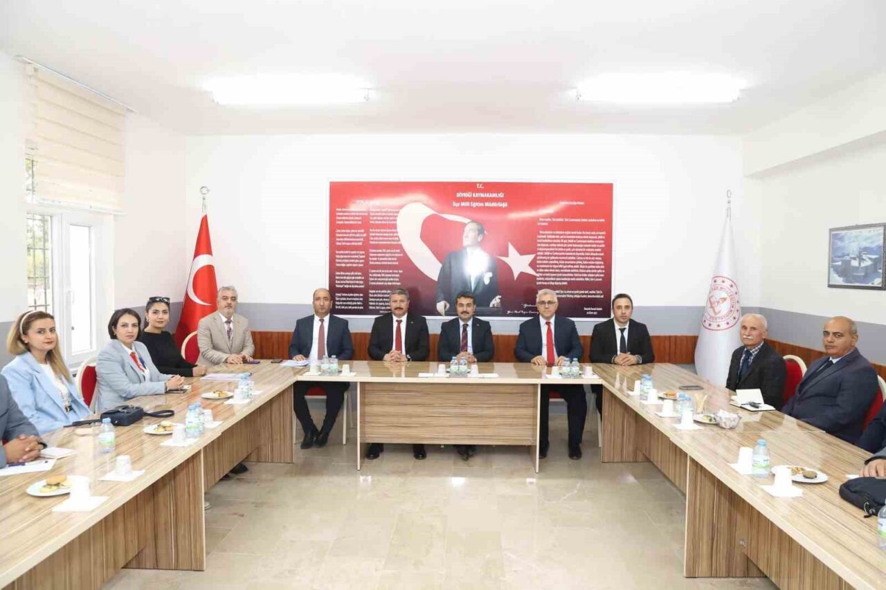 Sivas Milli Eğitim Müdürü Fatih Erdoğan, Divriği'de okul müdürleriyle bir