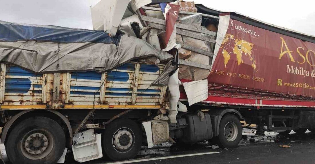 Ereğli’de Tır ve Minibüsün Karıştığı Trafik Kazasında 1 Kişi Hayatını Kaybetti, 3 Yaralı Var Konya'nın Ereğli ilçesinde sabah saatlerinde meydana gelen trafik kazasında, minibüs