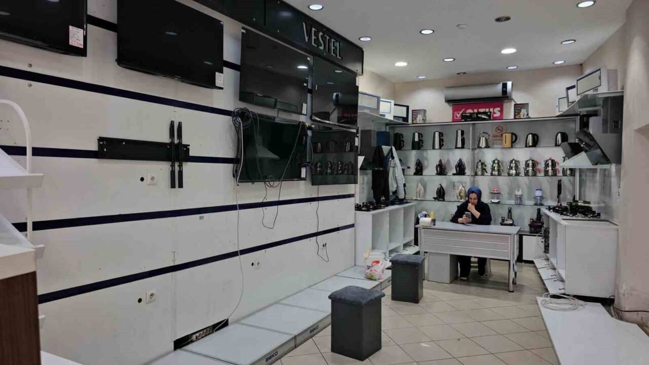 Zonguldak'ın Ereğli ilçesinde sağanak sonrası iş yerleri su altında kaldı.