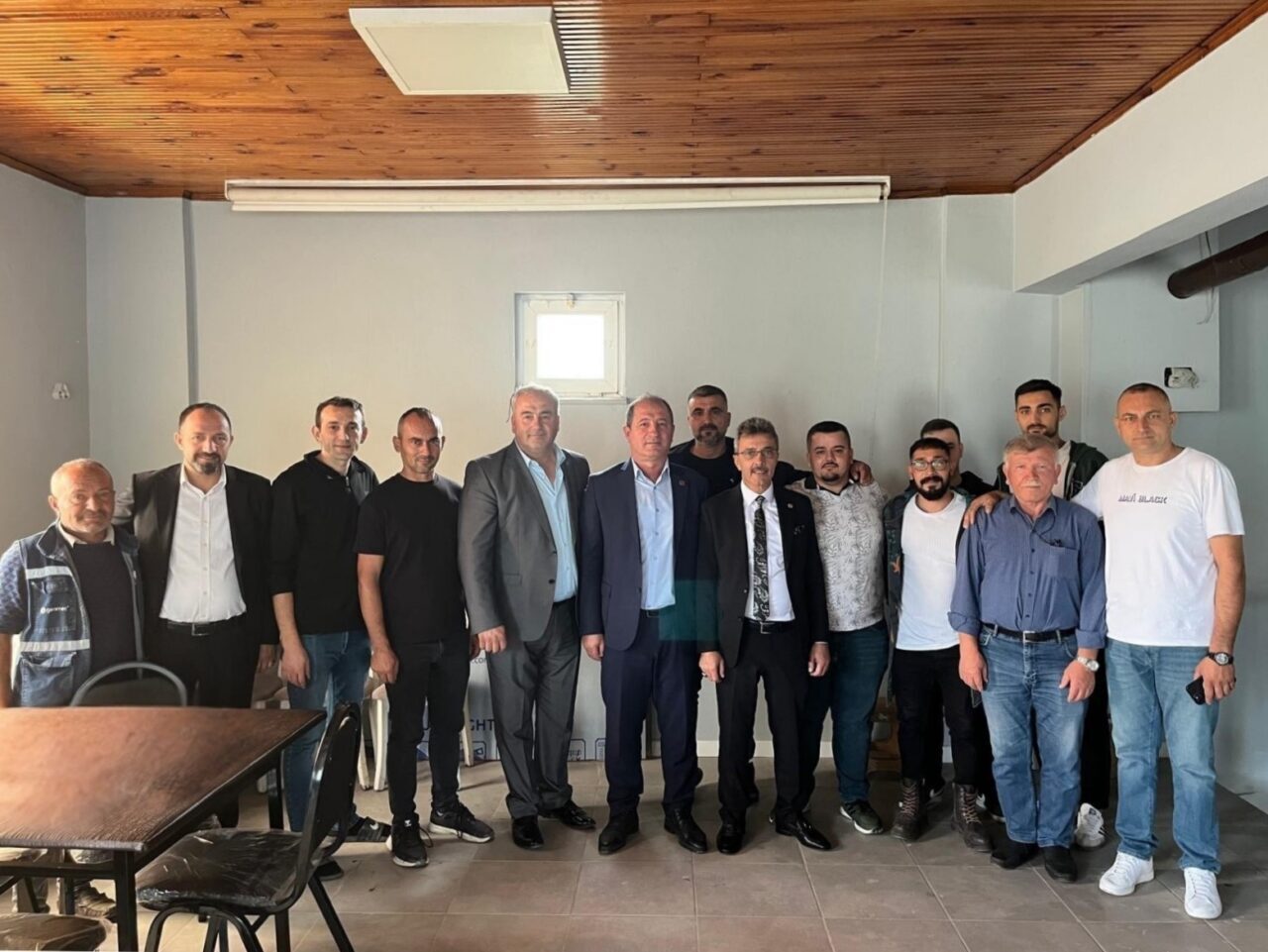 Erenler Belediye Başkanı Şenol Dinç, Hasanbey Mahallesi'ndeki Gençlik Merkezi çalışmalarını