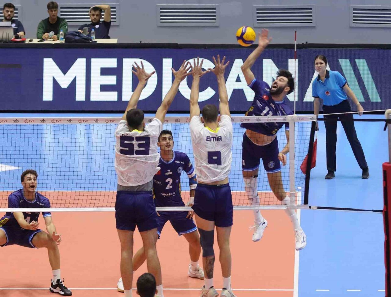 Erkekler Voleybol 1. Ligi 3. hafta mücadelesinde Arkas Spor, evinde