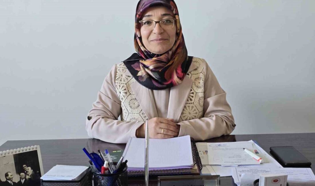 Yozgat’ta Kadın Muhtar Özlem Önsoy, Yerel Yönetimlerdeki Rolü ve Başarıları ile Takdir Topluyor Yozgat'ta yaşayan Özlem Önsoy, muhtarlık seçimlerini kazanarak, kentteki iki kadın