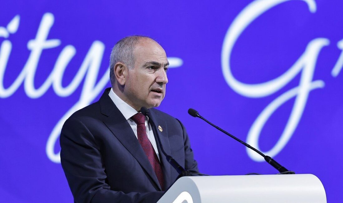 Paşinyan: Ermenistan Üzerinden Yeni Boru ve Elektrik Hatları Kurulacak Ermenistan Başbakanı Nikol Paşinyan, Tiflis İpek Yolu Forumu'nda, Ermenistan üzerinden