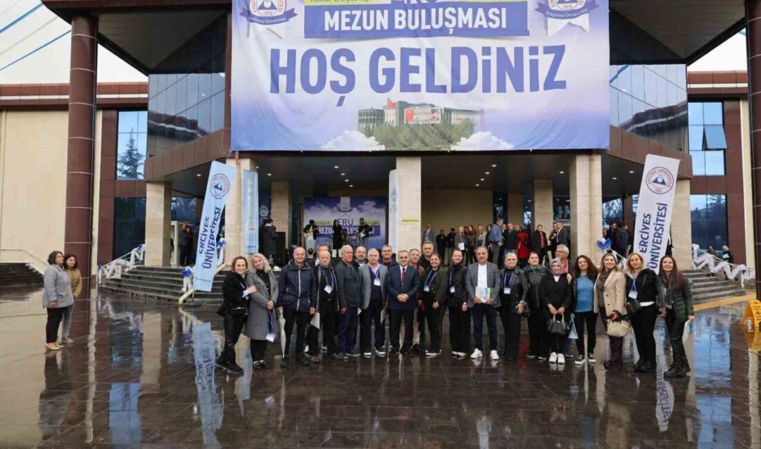 Kayseri'de düzenlenen Erciyes Üniversitesi Mezun Buluşması, mezunların 10, 20, 30,