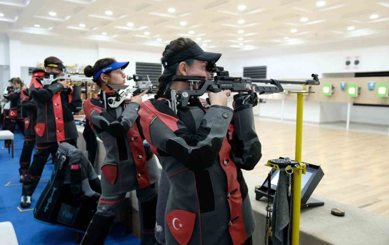Erzincan'da Amatör Spor Haftası kapsamında gerçekleşen Atıcılık İl Birinciliği müsabakaları