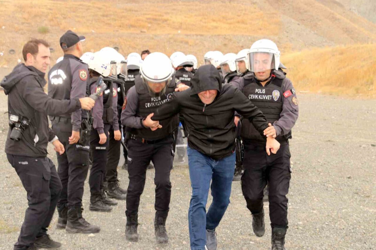 Erzincan İl Emniyet Müdürlüğü, çevik kuvvet tatbikatında polislerin toplumsal olaylara