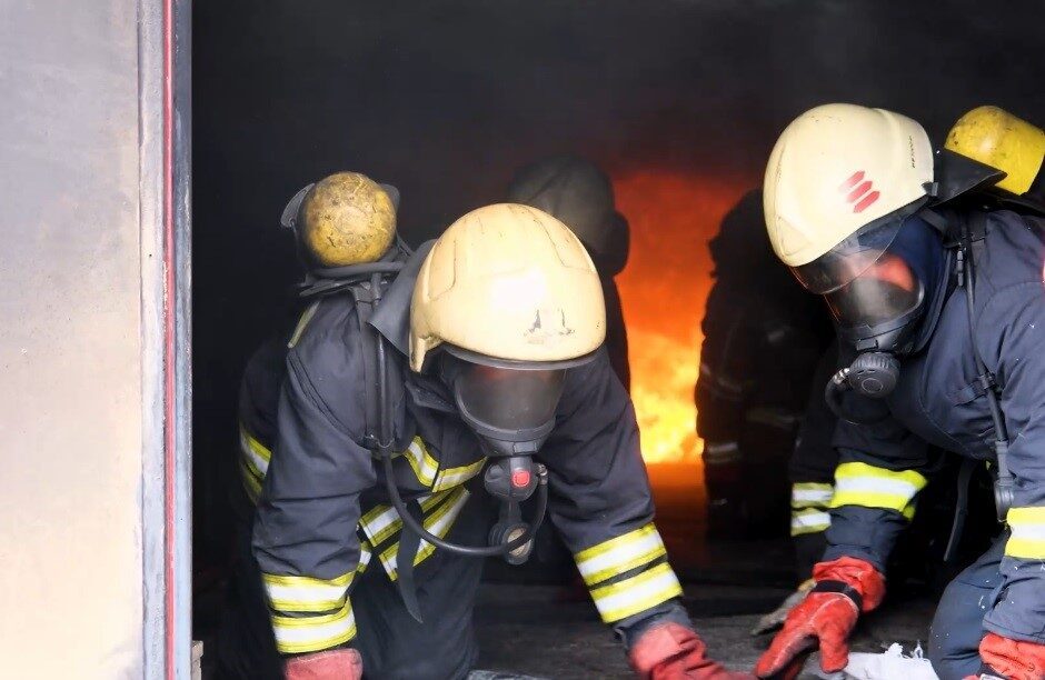 Erzincan'da yeni açılan itfaiye eğitim merkezi, tatbikatla tanıtıldı. Belediye Başkanı