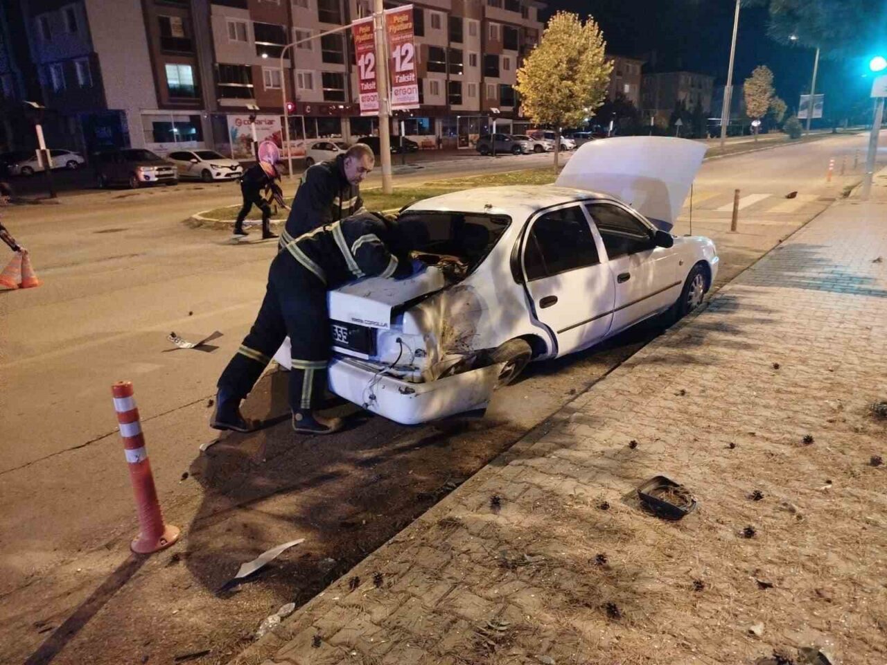 Erzincan Yeni Mahalle'de gerçekleşen trafik kazasında iki otomobil çarpıştı ve