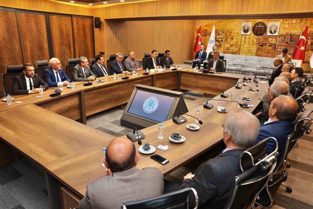 Erzincan Valisi Hamza Aydoğdu, Valilik Toplantı Salonu'nda gerçekleştirdiği toplantıda birçok