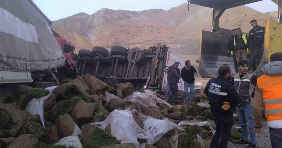 Erzincan’da İki Tırın Çarpışması Sonucu İki Sürücü Yaralandı Erzincan-Sivas kara yolunda gerçekleşen kazada, kontrolden çıkan çim yüklü bir