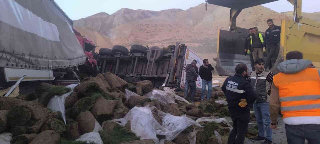 Erzincan-Sivas kara yolunda gerçekleşen kazada, kontrolden çıkan çim yüklü bir