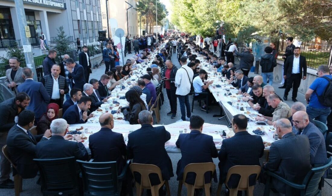 Erzincan'da üniversite kazanan öğrenciler için düzenlenen kahvaltı programına katılan Vali