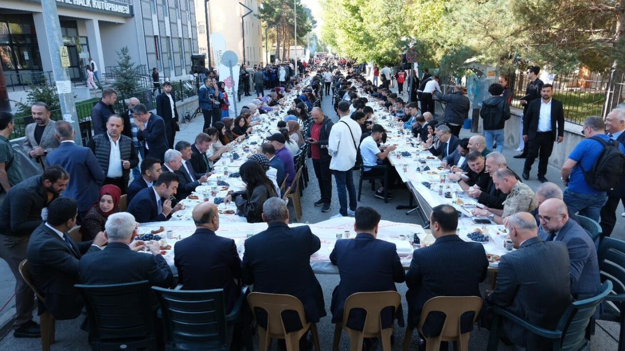 Erzincan'da üniversite kazanan öğrenciler için düzenlenen kahvaltı programına katılan Vali