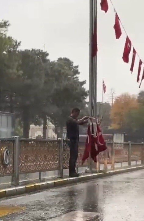 Erzincan'da Cumhuriyet Bayramı kutlamalarında sağanak yağış ve rüzgar nedeniyle bazı