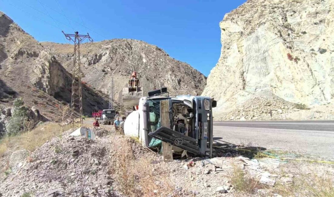 Erzurum-Artvin karayolunda sabah saatlerinde devrilen beton mikseri, Tortum Çayı'na düşmekten