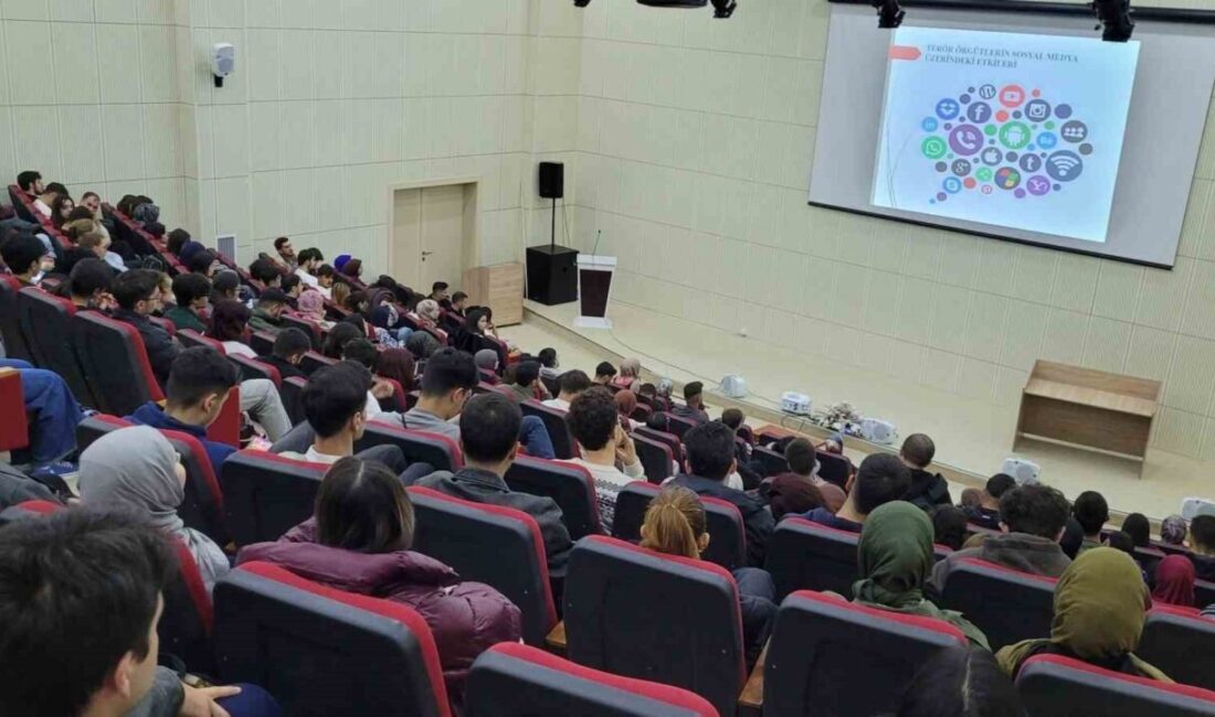 Erzurum’da Emniyet Müdürlüğü, “Gençlik Güvenli Geleceğe” Projesi ile Üniversite Öğrencilerini Bilgilendirdi Erzurum Emniyet Müdürlüğü, "Gençlik Güvenli Geleceğe" projesi kapsamında Atatürk Üniversitesi'nde