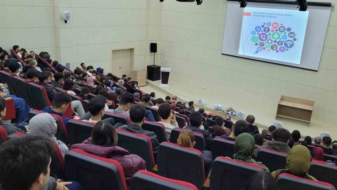 Erzurum Emniyet Müdürlüğü, "Gençlik Güvenli Geleceğe" projesi kapsamında Atatürk Üniversitesi'nde
