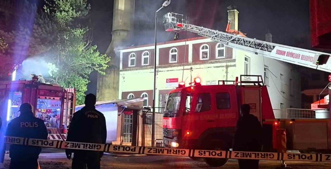 Erzurum’da gece saatlerinde camide meydana gelen yangın, vatandaşlar arasında korkuya yol açtı. Erzurum'un Yakutiye ilçesindeki Aşağı Mumcu Camii'nde gece saatlerinde çıkan yangın,