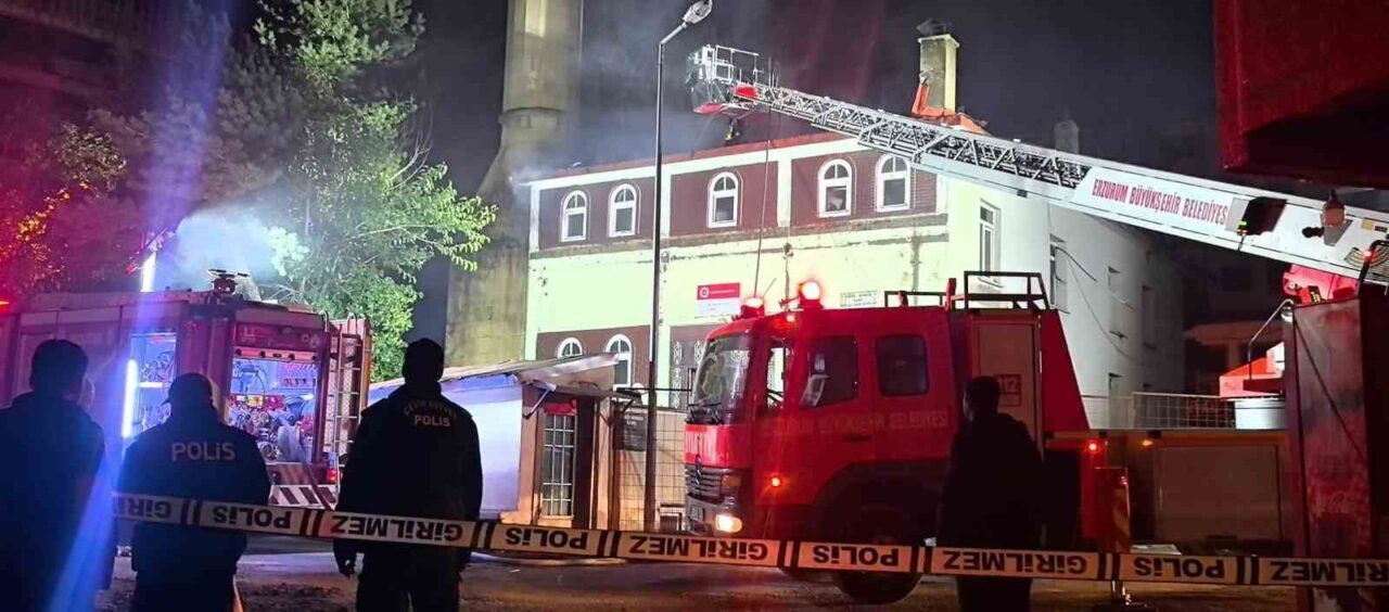 Erzurum'un Yakutiye ilçesindeki Aşağı Mumcu Camii'nde gece saatlerinde çıkan yangın,