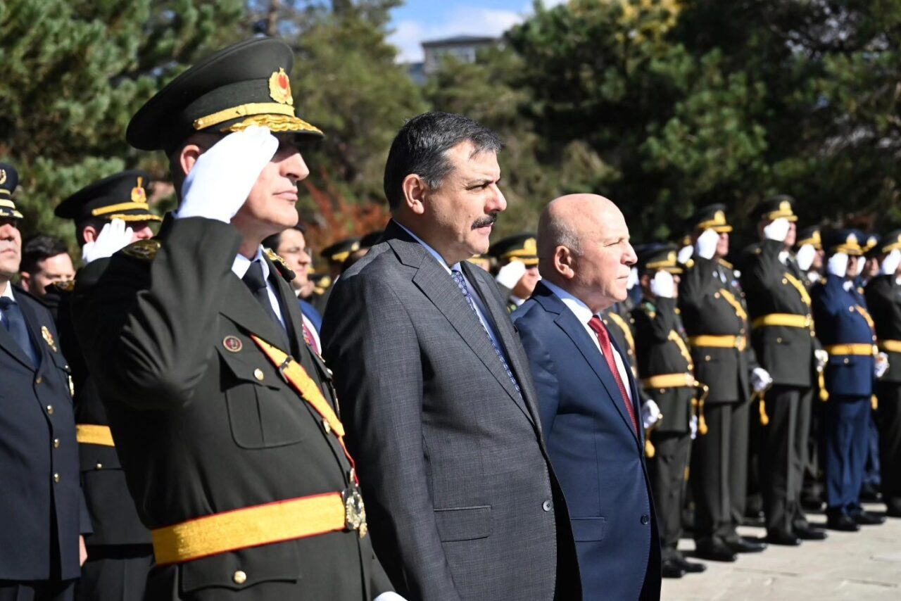 Erzurum'da 29 Ekim Cumhuriyet Bayramı'nın 102. yıldönümü nedeniyle Havuzbaşı'ndaki Atatürk