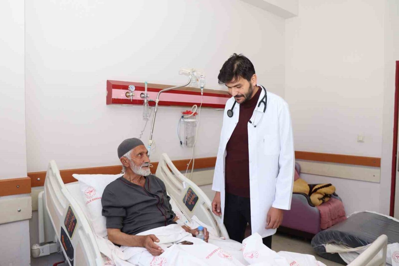 Erzurum'un Oltu ilçesi Devlet Hastanesi'nde, Uzman Dr. Anıl Türköz, 76