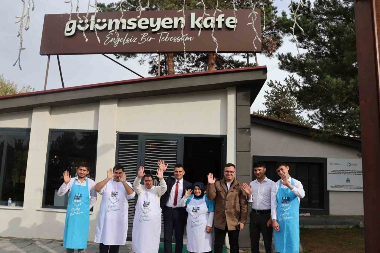 Erzurum'daki Gülümseyen Kafe, özel gereksinimli bireylerin istihdamını destekleyerek toplumsal farkındalık