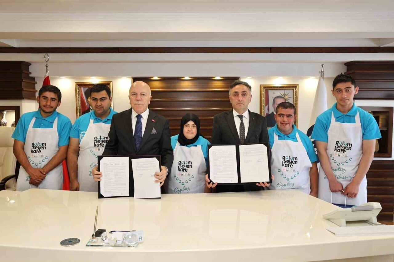 Erzurum'da Gülümseyen Kafe'de 5 zihinsel engelli birey istihdam edildi. Proje,
