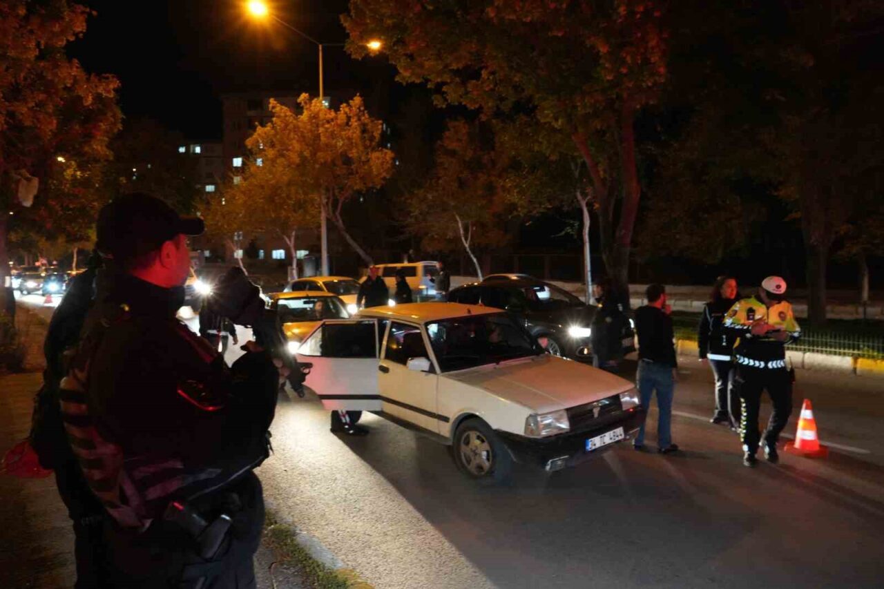 Erzurum Emniyet Müdürü Onur Karaburun'un katılımıyla Mahallebaşı Semti'nde yapılan narko