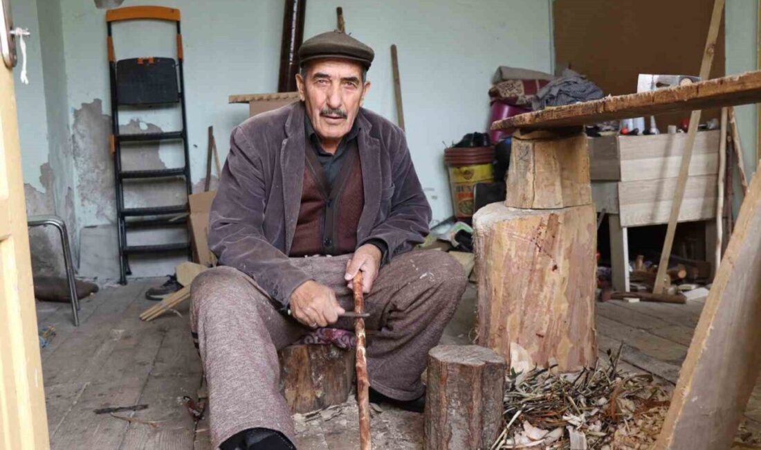 Oltu'da yaşayan 79 yaşındaki Hüsamettin Aras, evinin altındaki atölyede atık