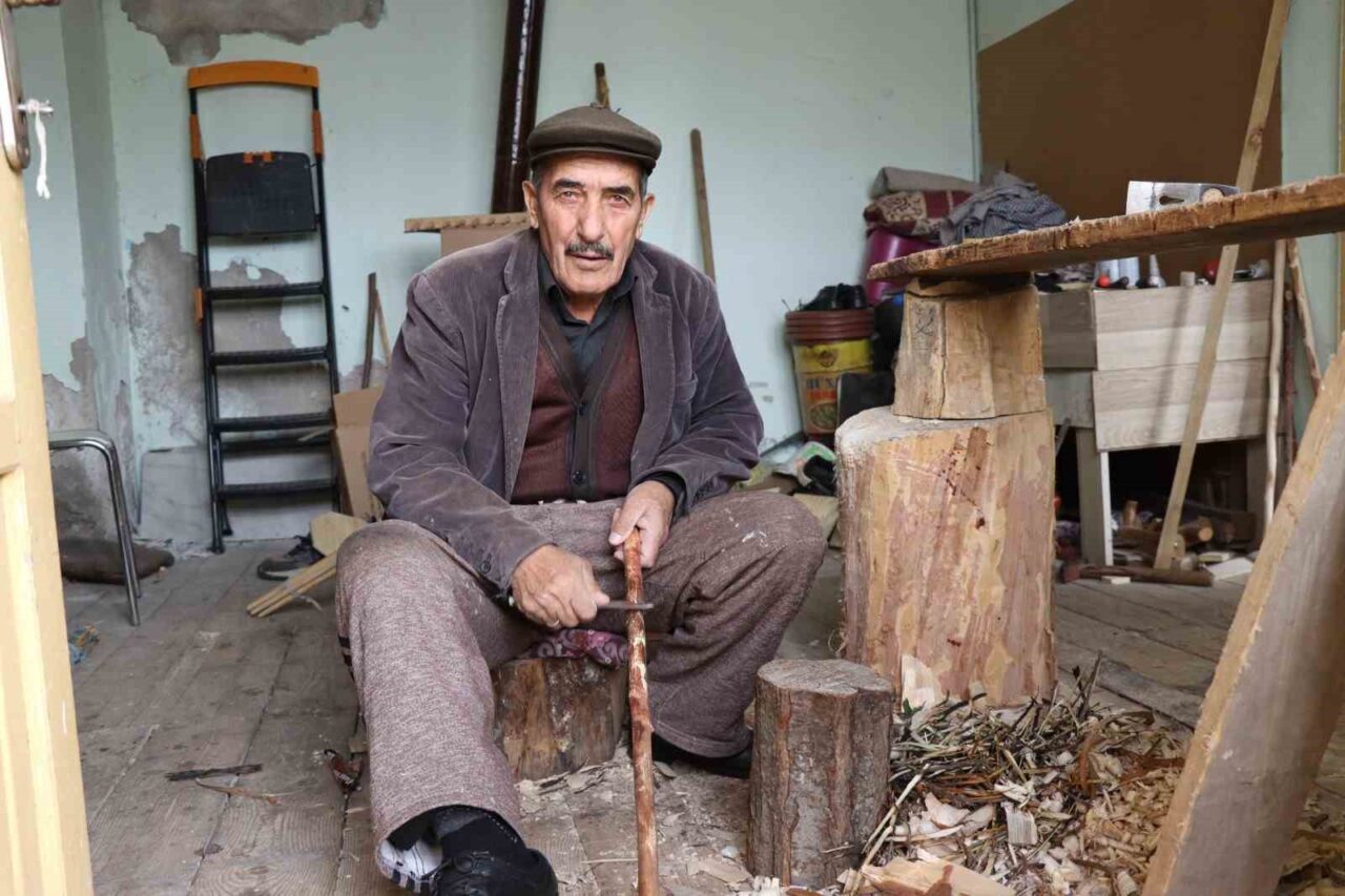 Oltu'da yaşayan 79 yaşındaki Hüsamettin Aras, evinin altındaki atölyede atık