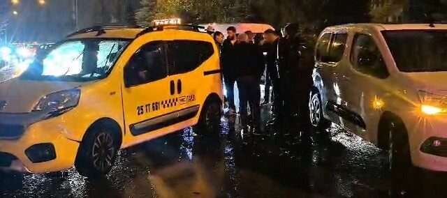Erzurum Üniversitesi Kavşağı'nda kaygan zeminden dolayı 8 aracın karıştığı zincirleme