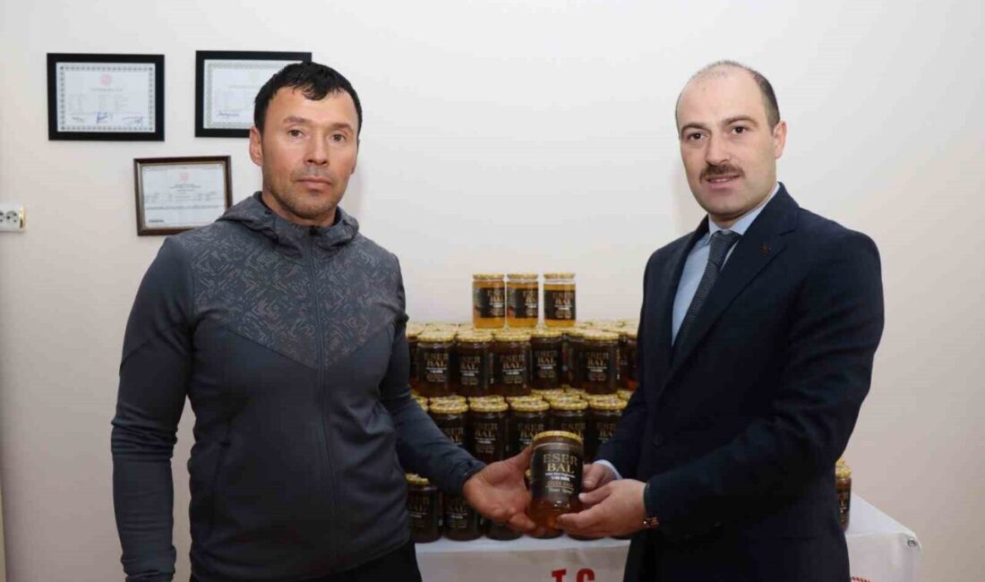 Organik Bal Üreticisi Salim Eser, İhtiyaç Sahiplerine 250 Kilogram Bal Bağışladı Erzurum'un Şenkaya ilçesinde organik bal üreten Salim Eser, 250 kilogram