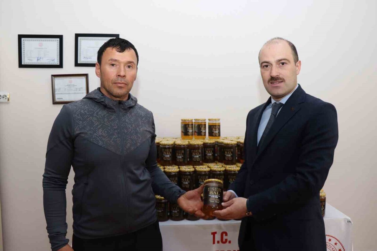Erzurum'un Şenkaya ilçesinde organik bal üreten Salim Eser, 250 kilogram