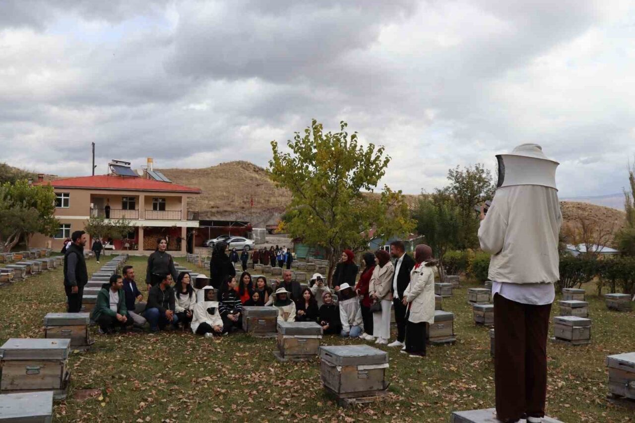 Erzurum'un Narman ilçesinde gençler, organik arıcılık kursunu başarıyla tamamlayarak sertifika