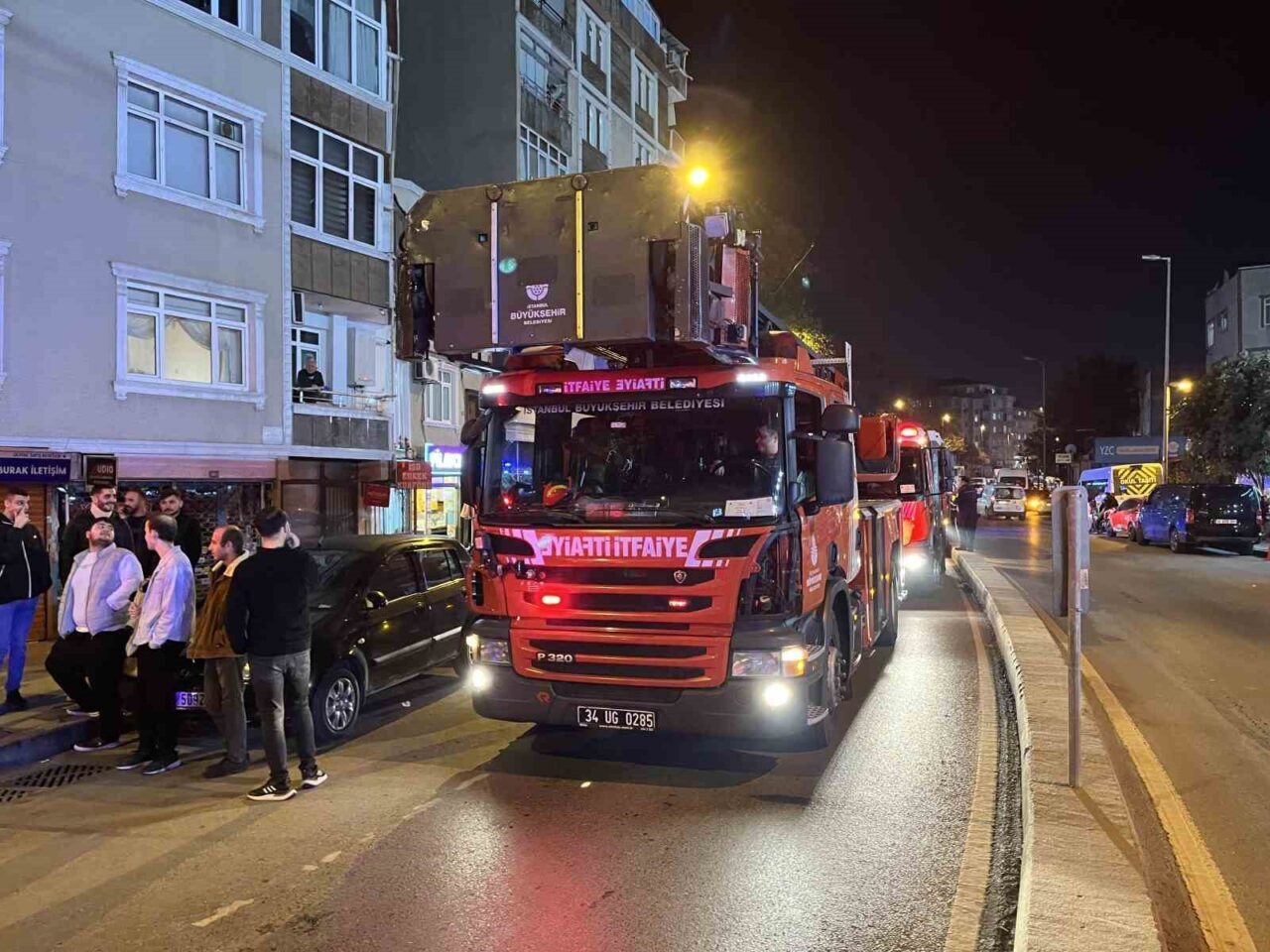 İstanbul Esenler'de bir binanın merdiven boşluğunda yangın çıktı. 15 kişi
