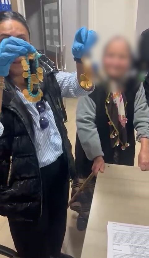 Esenyurt'ta yapılan denetimlerde, dilenci olduğu tespit edilen yaşlı bir kadın,