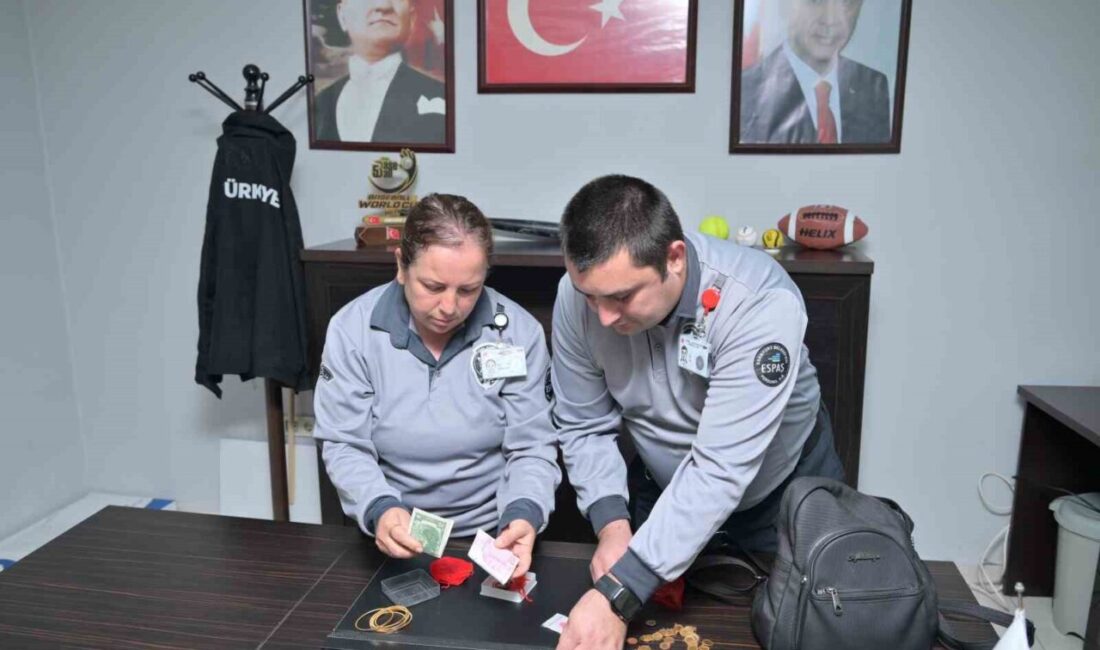 Esenyurt'ta 75. Yıl Parkı'nda devriye gezen güvenlik görevlileri, içi değerli