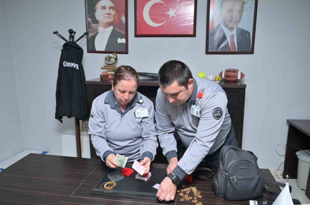 Esenyurt'ta 75. Yıl Parkı'nda devriye gezen güvenlik görevlileri, içi değerli