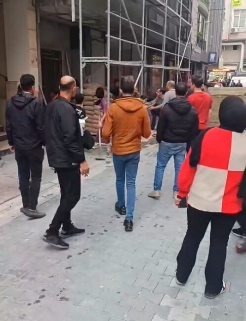 İstanbul Esenyurt'ta inşaata getirilen kum, yolu kapatarak çevredeki araçlara zarar