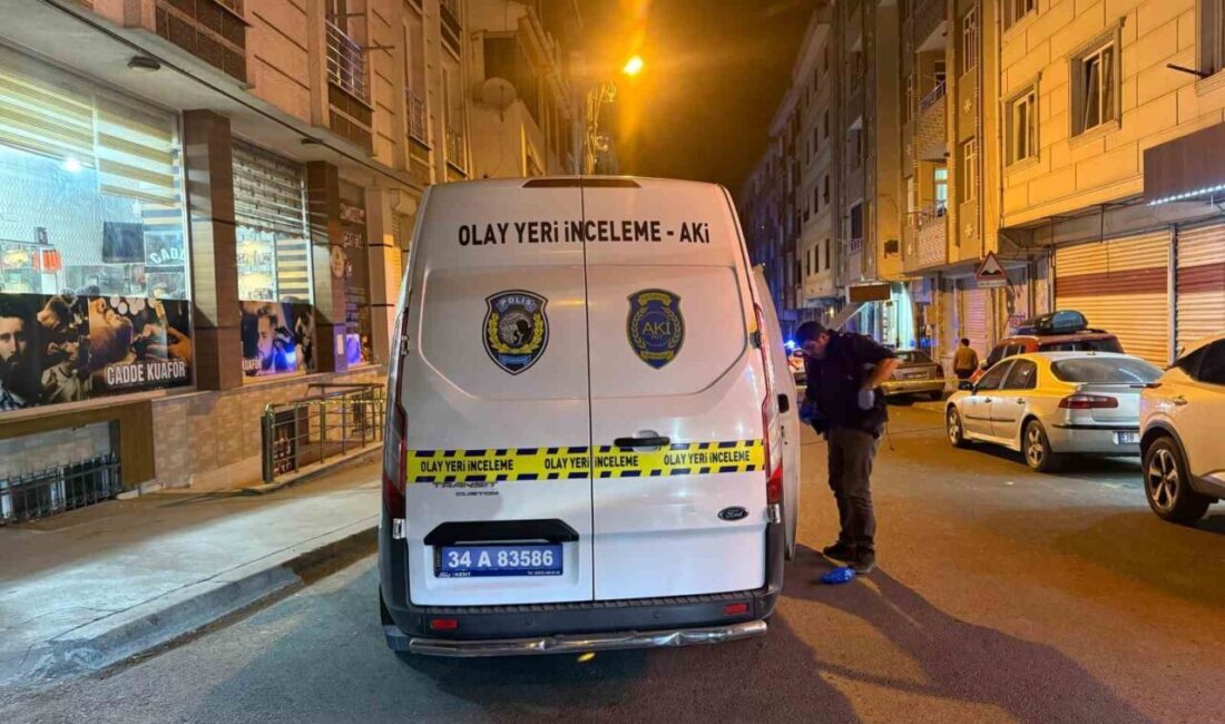 Esenyurt'ta bir şahıs, otomobille geldiği kahvehanede oturan gençlere silahlı saldırı