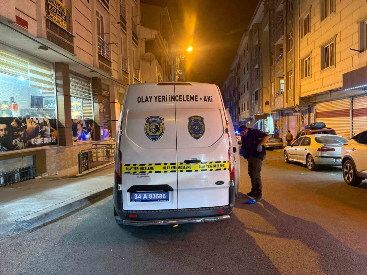 Esenyurt'ta bir şahıs, otomobille geldiği kahvehanede oturan gençlere silahlı saldırı