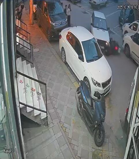 Esenyurt’ta Kasksız ve Ehliyetsiz Motosikletli Gençlerin Karıştığı Kaza Güvenlik Kamerasında Görüntülendi