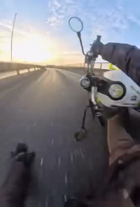 Esenyurt’ta Motosiklet Kazası: Sürücü Direksiyon Kontrolünü Kaybederek Yere Düştü