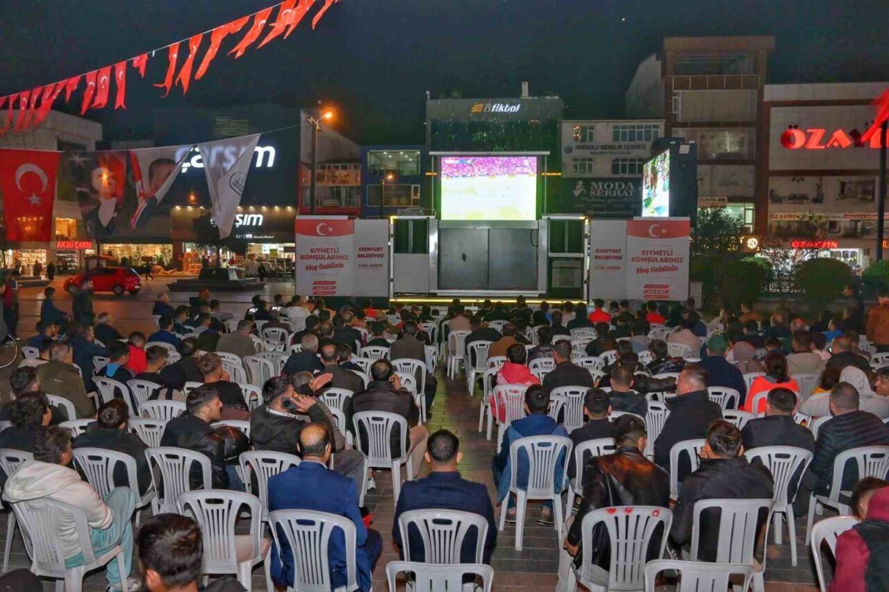 Esenyurt'ta, Galatasaray'ın Bodo Glimt ile oynadığı maçı Cumhuriyet Meydanı'nda dev