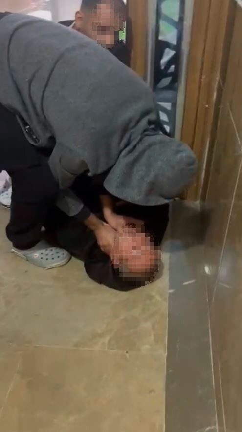 Esenyurt’ta iki kız çocuğuna taciz girişiminde bulunan şahıs, mahalleli tarafından yakalanarak dövüldü