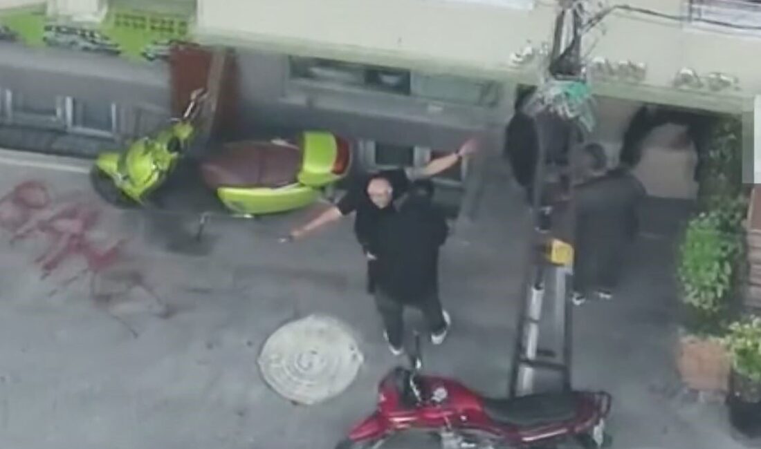 Esenyurt’ta Uyuşturucu Ticareti Yapan Şahıslar Polis Tarafından Suçüstü Yakalandı Esenyurt'ta uyuşturucu ticareti yapan M.D. ve S.B. polis tarafından suçüstü