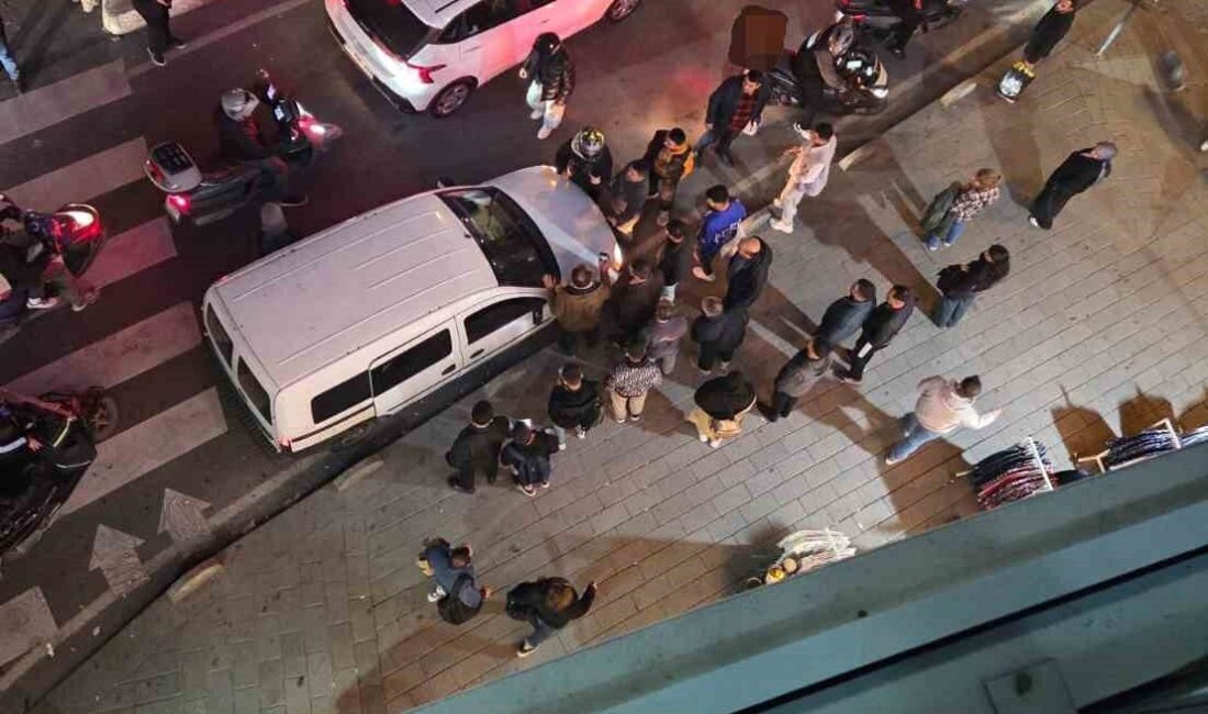 Esenyurt’ta Otomobil Sürücüsü İle Motosikletli Kadın Arasındaki Tartışma Kanlı Bitti: Kadın, Kaputta Sürüklenerek Metrelerce Gitti İstanbul Esenyurt'ta yol verme tartışması sonucu bir otomobil sürücüsü, motosikletli